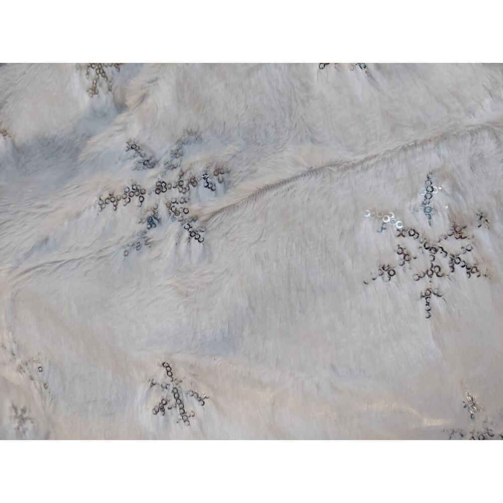 Faux Fur Christmas Tree Skirt White Plush Silver Sequin Snowflake Holiday Decor - Picture 2 of 3